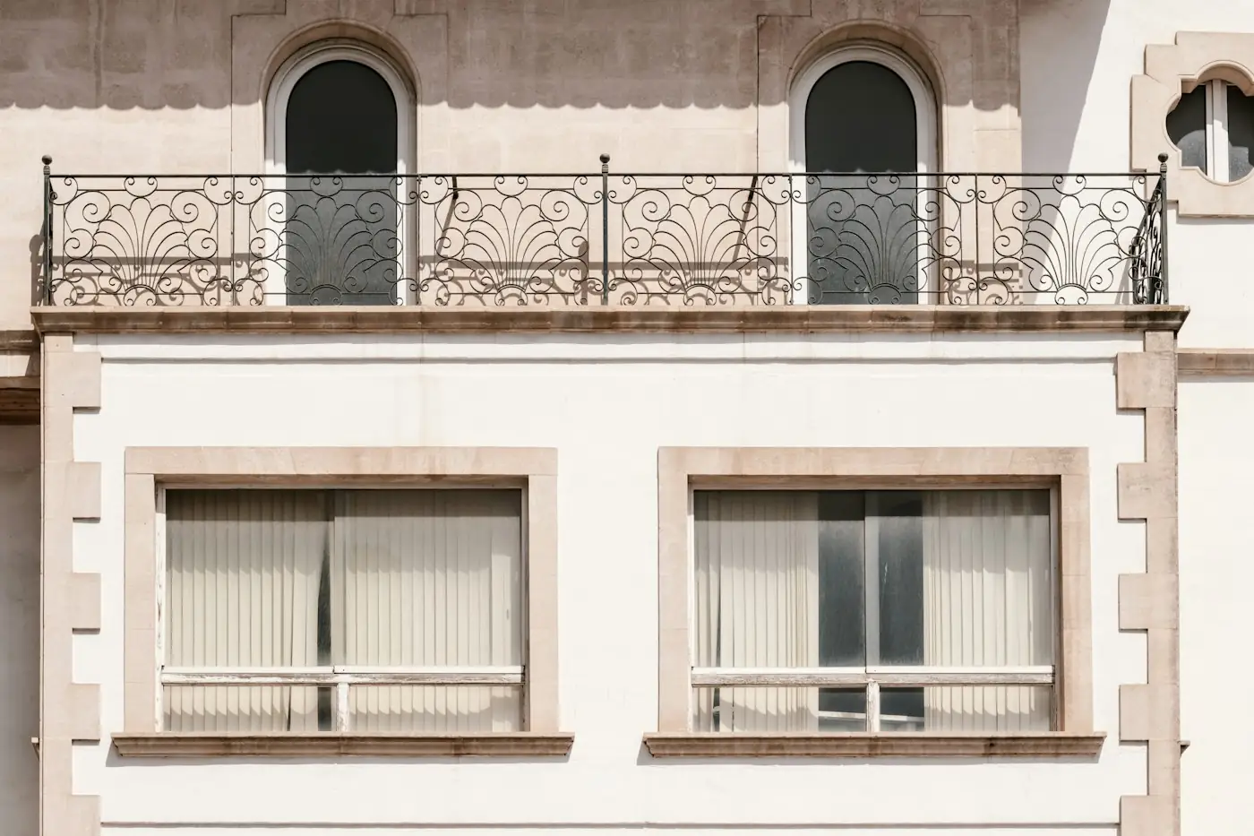 Beyaz cephede ferforje balkon ve pencere korkulukları