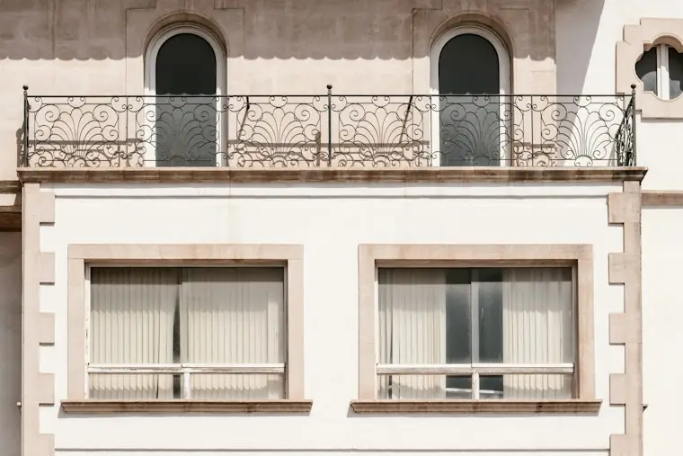 Pencere Korkuluğu Modelleri — Beyaz cephede ferforje balkon ve pencere korkulukları