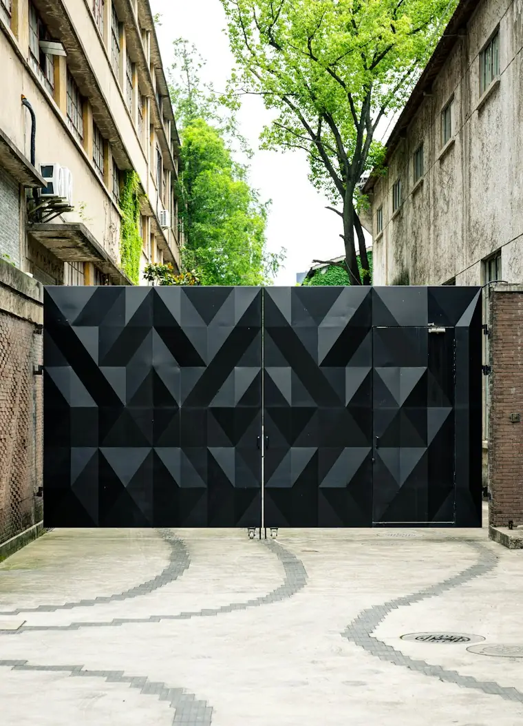 Geometrik desenli modern demir kapı