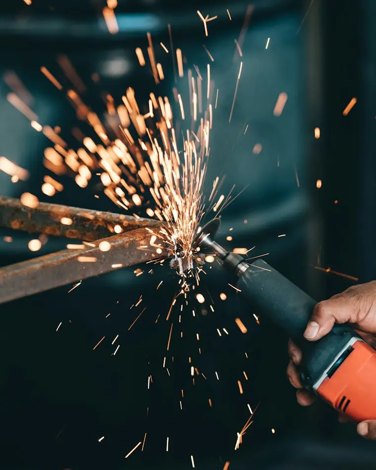 Avuç taşlama ile metal yüzey işleme