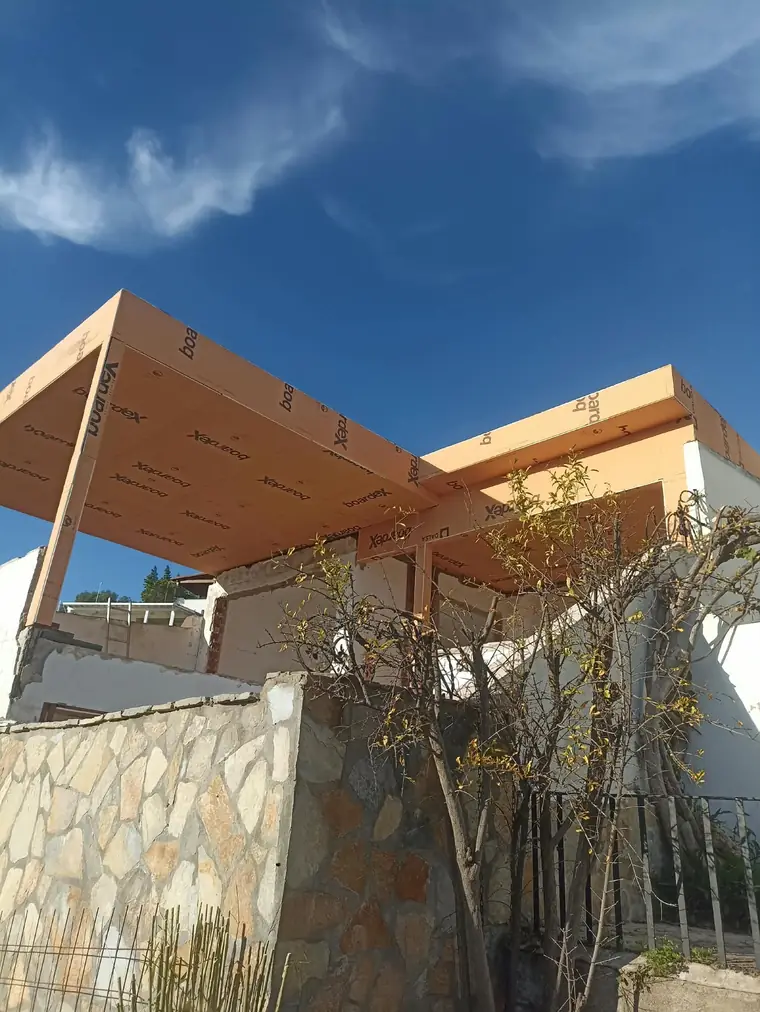 Taş duvarlı terasa yaptığımız ahşap görünümlü çelik pergola