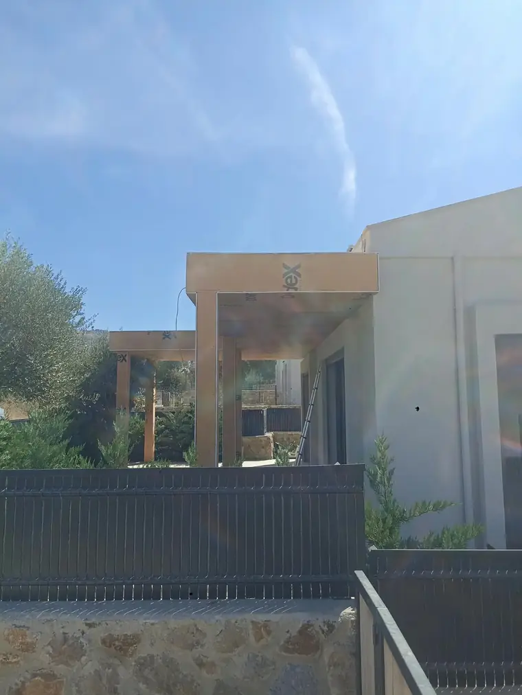 Bodrum’da yaptığımız ahşap görünümlü çelik pergola ve duvar üstü panel korkuluk
