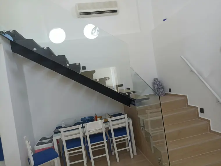 Tek kirişli siyah demir merdiven ve cam korkuluk uygulamamız