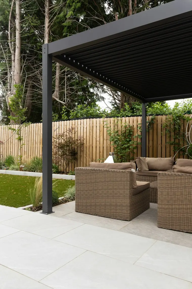 Lamelli çelik pergola altında oturma alanı