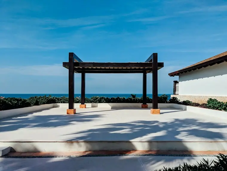 Deniz kenarında siyah çelik pergola