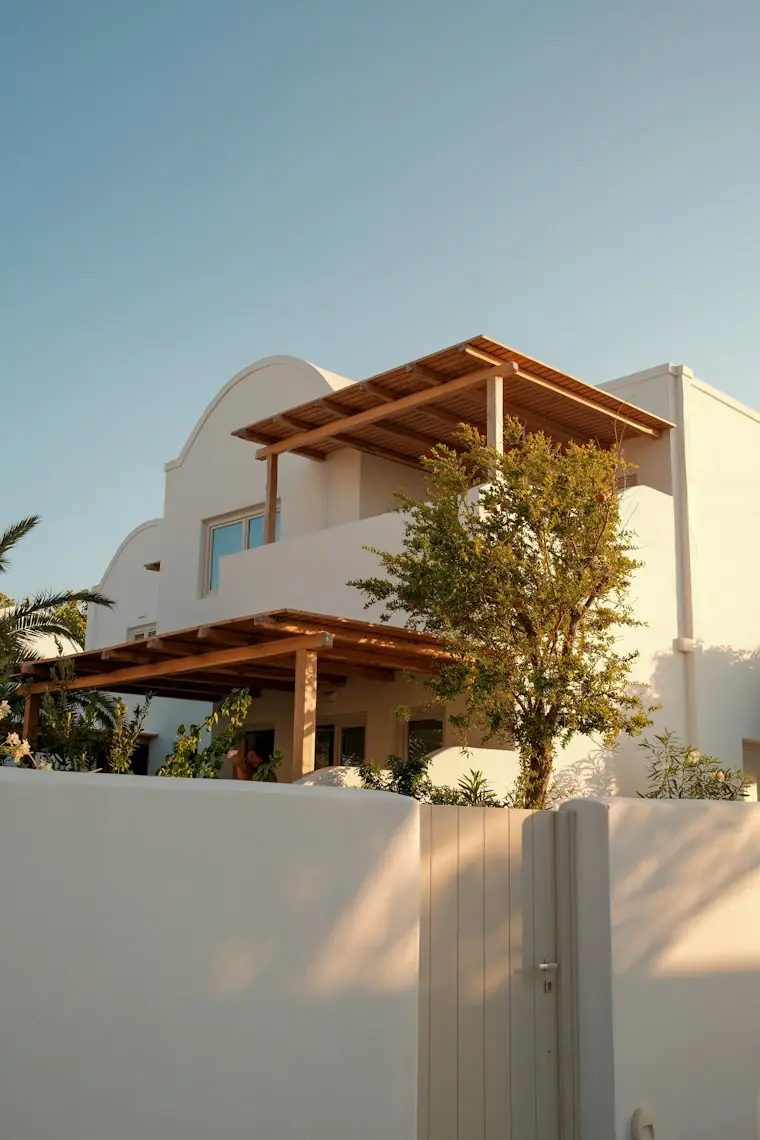 Beyaz Bodrum villasında ahşap pergola