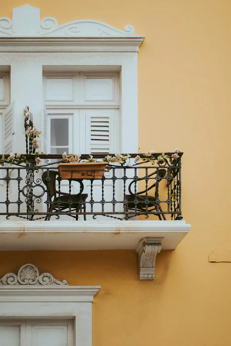 Sarı cephede ferforje balkon korkuluğu